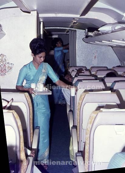 vermutlich 1974. Indien. Stewardess im Flugzeug