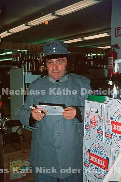 1970er. Verkostung von Becherovka, ein aus Tschechien stammender Kräuterbitterschnaps in einem Supermarkt.