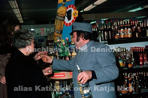 1970er. Verkostung von Becherovka, ein aus Tschechien stammender Kräuterbitterschnaps in einem Supermarkt.
