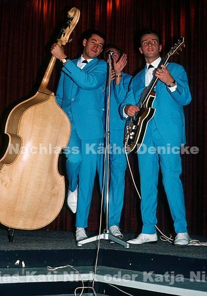 1970er. vermutlich Hamburg, Hansa Theater. Grundig Show. Auftritte auf der Bühne. Musiker Trio in hellblauen Anzügen