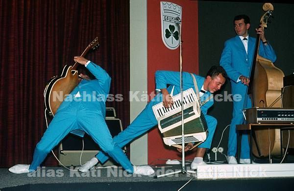 1970er. vermutlich Hamburg, Hansa Theater. Grundig Show. Auftritte auf der Bühne. Musiker Trio in hellblauen Anzügen