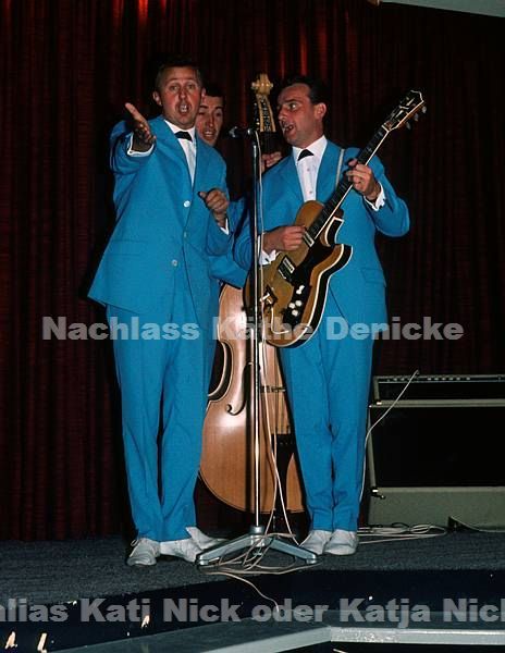 1970er. vermutlich Hamburg, Hansa Theater. Grundig Show. Auftritte auf der Bühne. Musiker Trio in hellblauen Anzügen