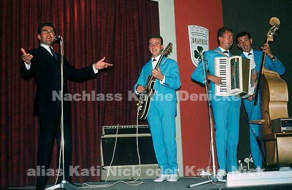 1970er. vermutlich Hamburg, Hansa Theater. Grundig Show. Auftritte auf der Bühne. Musiker Trio in hellblauen Anzügen