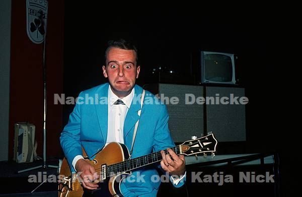 1970er. vermutlich Hamburg, Hansa Theater. Grundig Show. Auftritte auf der Bühne. Musiker Trio in hellblauen Anzügen