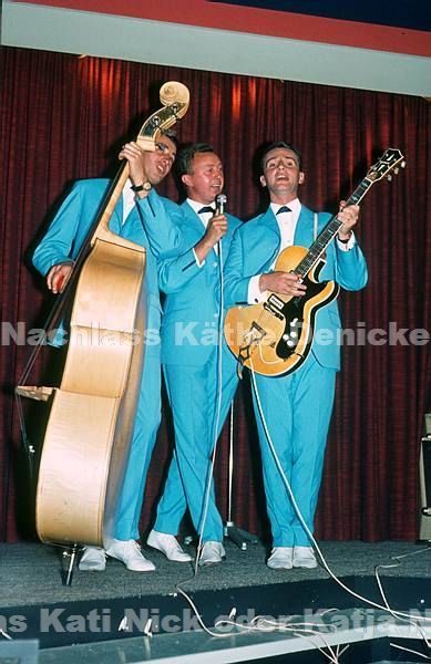 1970er. vermutlich Hamburg, Hansa Theater. Grundig Show. Auftritte auf der Bühne. Musiker Trio in hellblauen Anzügen