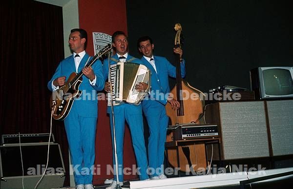 1970er. vermutlich Hamburg, Hansa Theater. Grundig Show. Auftritte auf der Bühne. Musiker Trio in hellblauen Anzügen