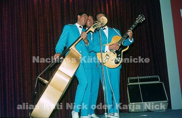 1970er. vermutlich Hamburg, Hansa Theater. Grundig Show. Auftritte auf der Bühne. Musiker Trio in hellblauen Anzügen