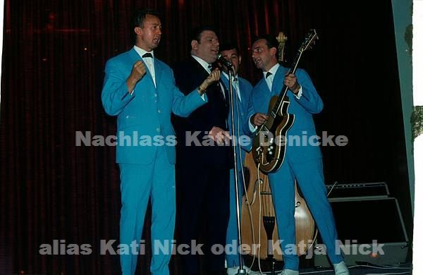 1970er. vermutlich Hamburg, Hansa Theater. Grundig Show. Auftritte auf der Bühne. Musiker Trio in hellblauen Anzügen