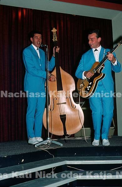1970er. vermutlich Hamburg, Hansa Theater. Grundig Show. Auftritte auf der Bühne. Musiker Trio in hellblauen Anzügen