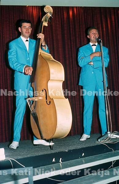 1970er. vermutlich Hamburg, Hansa Theater. Grundig Show. Auftritte auf der Bühne. Musiker Trio in hellblauen Anzügen