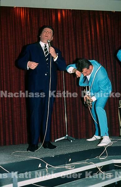1970er. vermutlich Hamburg, Hansa Theater. Grundig Show. Auftritte auf der Bühne. Sänger mit Mikrophon