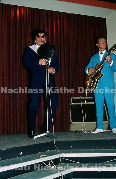 1970er. vermutlich Hamburg, Hansa Theater. Grundig Show. Auftritte auf der Bühne. Sänger mit Mikrophon