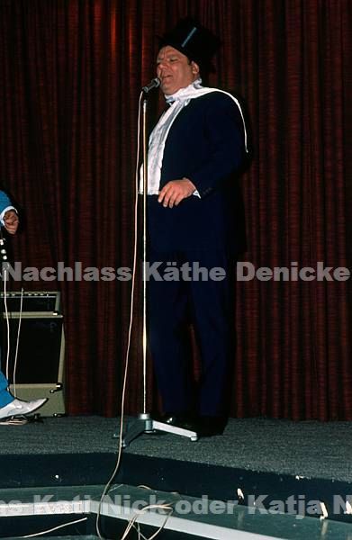 1970er. vermutlich Hamburg, Hansa Theater. Grundig Show. Auftritte auf der Bühne. Sänger mit Mikrophon