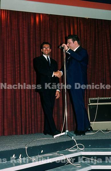 1970er. vermutlich Hamburg, Hansa Theater. Grundig Show. Auftritte auf der Bühne. Sänger mit Mikrophon