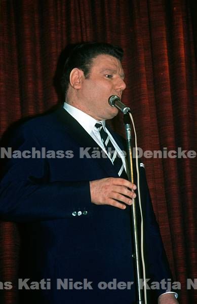 1970er. vermutlich Hamburg, Hansa Theater. Grundig Show. Auftritte auf der Bühne. Sänger mit Mikrophon