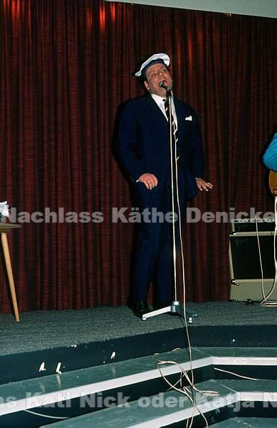 1970er. vermutlich Hamburg, Hansa Theater. Grundig Show. Auftritte auf der Bühne. Sänger mit Mikrophon