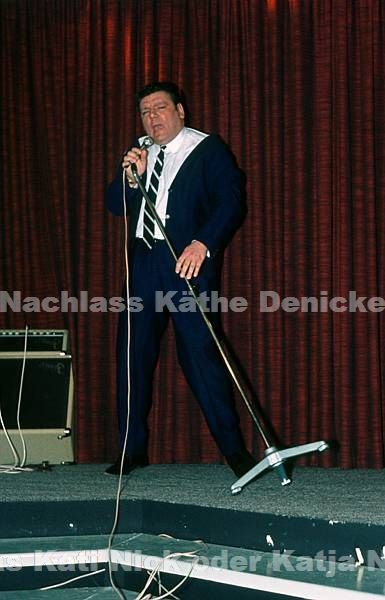 1970er. vermutlich Hamburg, Hansa Theater. Grundig Show. Auftritte auf der Bühne. Sänger mit Mikrophon