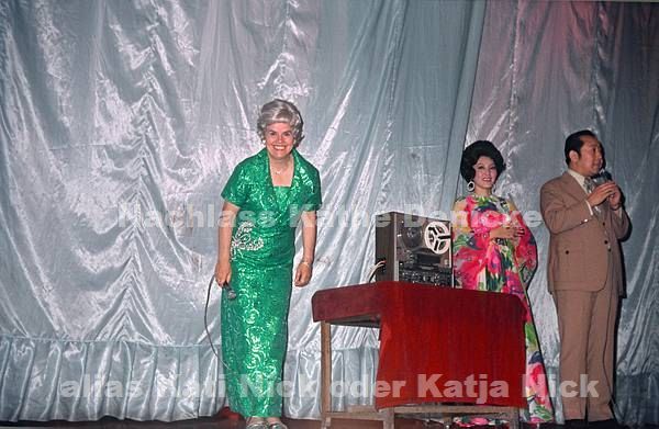 1974. Asien. Hongkong und Taiwan. Tournee von einer Gruppe Varietékünstler. Varietee. Kati Nick alias Katja Nick, bürgerlicher Name Käthe Denicke auf der Bühne