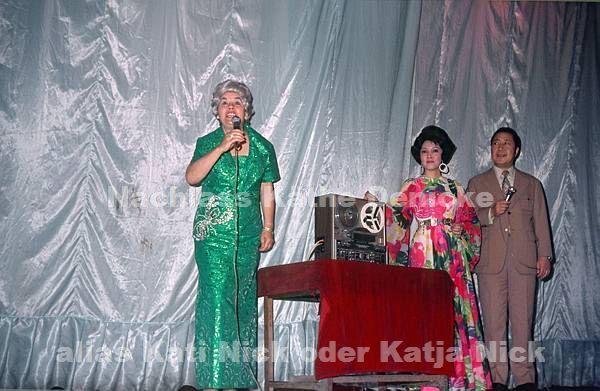 1974. Asien. Hongkong und Taiwan. Tournee von einer Gruppe Varietékünstler. Varietee. Kati Nick alias Katja Nick, bürgerlicher Name Käthe Denicke auf der Bühne