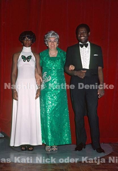 1974. Asien. Hongkong und Taiwan. Tournee von einer Gruppe Varietékünstler. Varietee. Kati Nick alias Katja Nick, bürgerlicher Name Käthe Denicke auf der Bühne