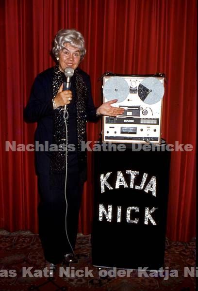 1977. Hamburg. Hansa Theater. Show. Varieté. Varietee. Katja Nick alias Kati Nick alias Käthe Denicke auf der Bühne