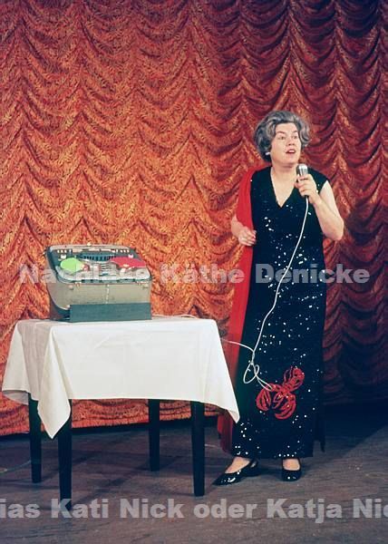 1977. Hamburg. Hansa Theater. Show. Varieté. Varietee. Katja Nick alias Kati Nick alias Käthe Denicke auf der Bühne