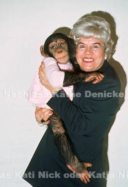 1977. Hamburg. Hansa Theater. Show. Varieté. Varietee. Kati Nick alias Katja Nick, bürgerlicher Name Käthe Denicke mit einem Schimpansen. Affe