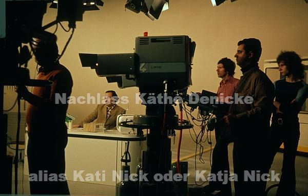 1973. Stuttgart. Katja Nick in der Sendung Heiß oder kalt mit Moderator Hans-Dieter Reichert. Quizmaster. Fernsehen. Studio. Kamera