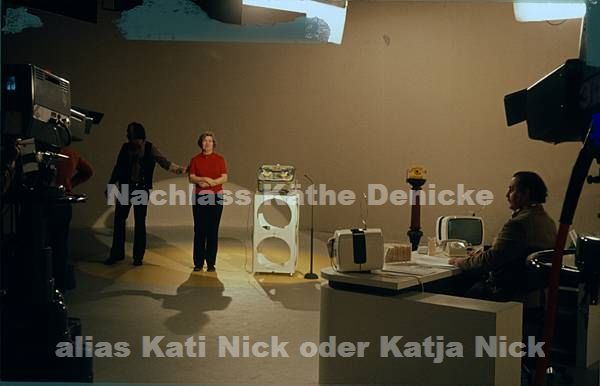 1973. Stuttgart. Katja Nick in der Sendung Heiß oder kalt mit Moderator Hans-Dieter Reichert. Quizmaster. Fernsehen