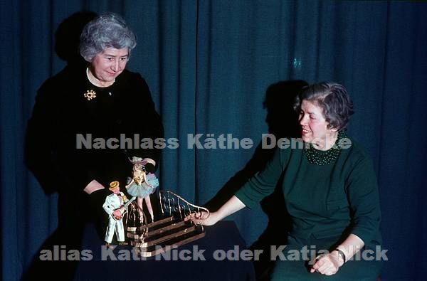 Tanzende Finger. Kati Nick alias Kajta Nick, bürgerlicher Name Käthe Denicke mit einer Puppenkünstlerin.