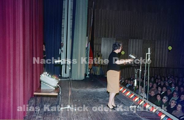 1970er. Berlin. Auftritt in der Urania. Kati Nick alias Katja Nick, bürgerlicher Name Käthe Denicke auf der Bühne.