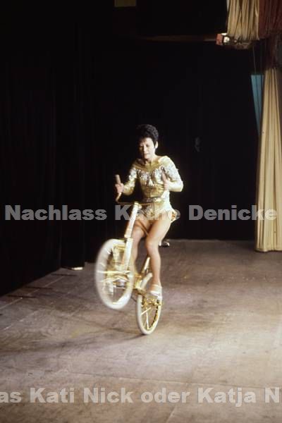 1970er. Varieté -Varietee -Varietétheater. Artistische Show auf der Bühne.