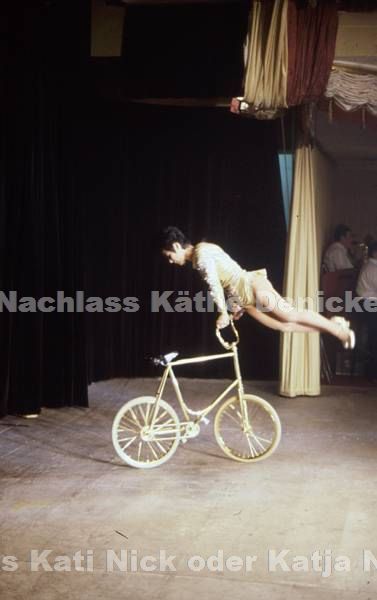 1970er. Varieté -Varietee -Varietétheater. Artistische Show auf der Bühne.