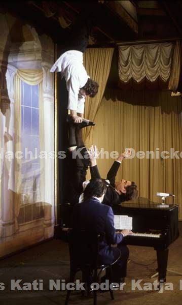 1970er. Varieté -Varietee -Varietétheater. Artistische Show auf der Bühne.