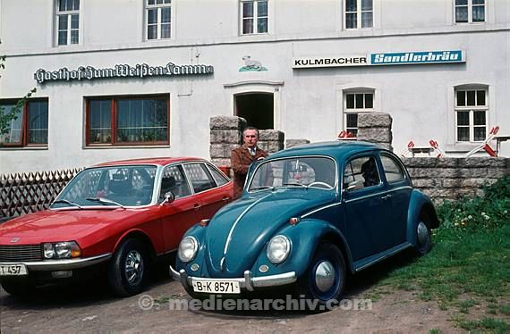 1964. Parkplatz vor einem Gasthaus. VW-Käfer. Gasthof zum weißen Lamm