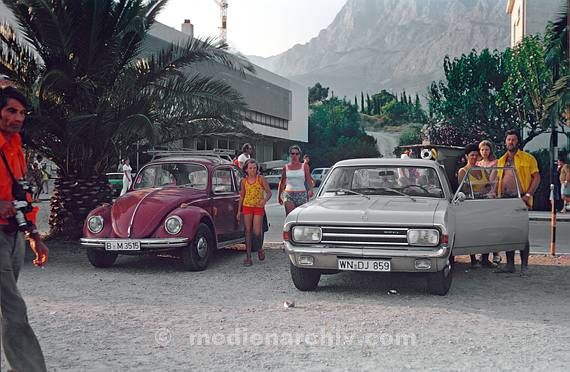 1975. VW-Käfer nehmen einem Opel. Autos