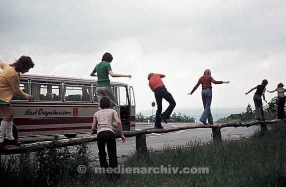 03. 07. 1974. Deutschland. Köterberg. Spielende Kinder bei einem Reisebus. Balancieren auf Holzstämmen. Lipper Bergland