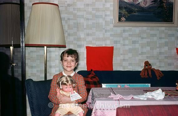 1969. Berlin. Wohnzimmer. Mädchen mit Puppe. Kinder