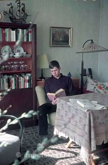 1969. Berlin. Wohnzimmer. Lesender Junge