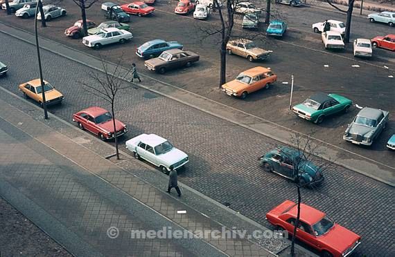 1969. Berlin. Autos auf der Straße