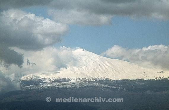 1978. Italien. Sizilien - Italy. Sicily - Italia. Sicilia. Ätna. Aktiver Vulkan. Schneebedeckter Berg