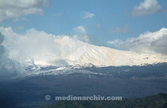 1978. Italien. Sizilien - Italy. Sicily - Italia. Sicilia. Ätna. Aktiver Vulkan. Schneebedeckter Berg