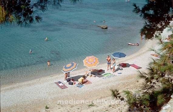 1975. Portugal. Küste. Meer. Atlantik. Urlaub am Strand. Sonnenschirme. Sonnen