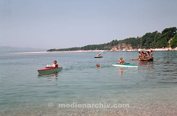 1975. Portugal. Küste. Meer. Atlantik. Urlaub. Kinder in Kajaks. Boote