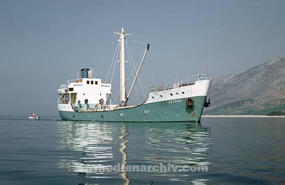 1975. Portugal. Küste. Meer. Atlantik. Schiffe. Küste Motorschiff. Kümo.