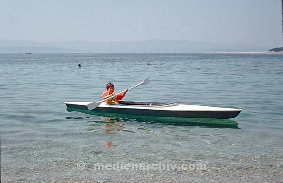 1975. Portugal. Küste. Meer. Atlantik. Junge in einem Boot. Kajak