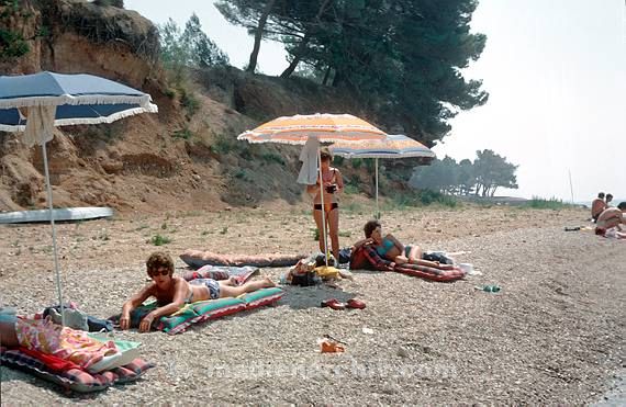 1975. Portugal. Urlaub. Sondern am Strand. Sonnenschirme