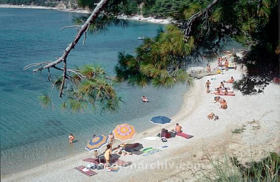 1975. Portugal. Küste. Meer. Atlantik. Urlaub. Strand. Sonnenschirme