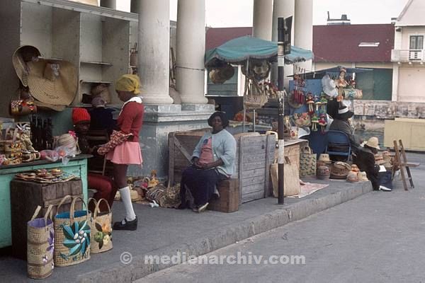 1976. Karibik. Bahamas. Händler mit Korbwaren an der Straße