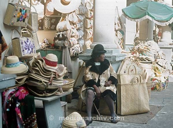 1976. Karibik. Bahamas. Händler mit Korbwaren an der Straße
